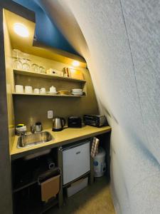 eine kleine Küche mit einer Spüle und einer Theke in der Unterkunft Glamping en zona de Bodegas Luján de Cuyo Mendoza in La Porteña