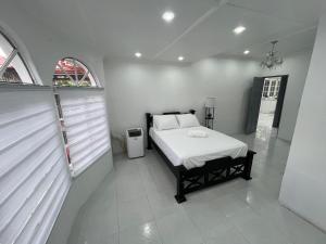 Una cama o camas en una habitación de Villa Pool Path to Tortuguero 68 fotos más