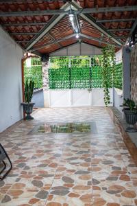 een terras met een stenen vloer en planten aan de muur bij Villa Pool Path to Tortuguero in Barrio Palermo