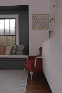 Posezení v ubytování Steps from Live Music Venues-Guest Room Extended Stays