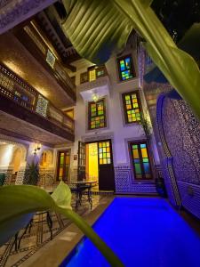 una casa con una piscina azul en una habitación en Riad Dar El bellar, en Fez