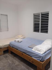 2 aparte bedden in een kamer met 2 ramen bij Encuentra tu Alma in Las Terrenas