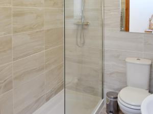 een badkamer met douche en toilet bij Shyre Stable - 18437 in Bempton