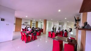 ラブハン・バジョにあるExotic Komodo Hotelのレストランのテーブルに座っている人々のグループ