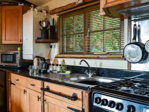 ElmstedにあるToms Cabin - Uk35173のシンクとコンロのあるキッチン