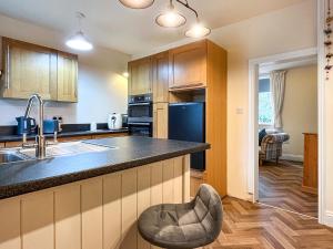 una cucina con un lavello e un piano di lavoro di Marsay Cottage a Loftus