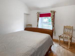 una camera da letto con un letto, una sedia e una finestra di Marsay Cottage a Loftus Altre 7 foto