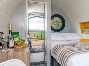 Postel nebo postele na pokoji v ubytování Hafan Fach - Cottage