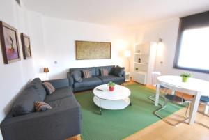 Taulat SDB في برشلونة: غرفة معيشة مع أريكة وطاولة