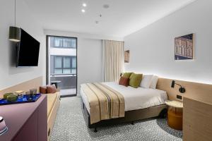 TV a/nebo společenská místnost v ubytování Urban Rest Hackney Hotel