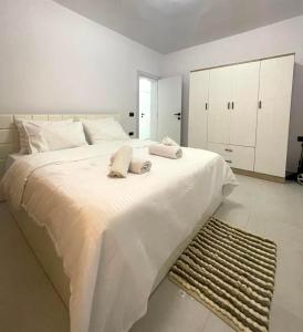 Postel nebo postele na pokoji v ubytování Heart of Fier Apartment