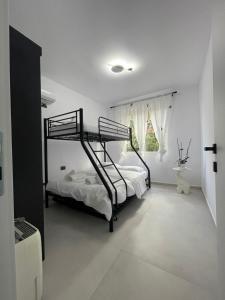 Postel nebo postele na pokoji v ubytování Heart of Fier Apartment