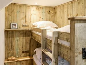 2 Etagenbetten in einem Zimmer mit Holzwänden in der Unterkunft Ivy Cottage - Tq4 in Boscastle + 30 Fotos