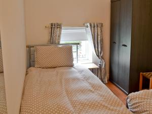 StaindropにあるFawn Lea Apartmentの窓付きのベッドがある小さな寝室