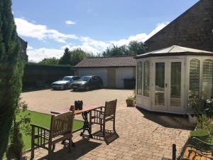 StaindropにあるFawn Lea Apartmentのパティオ(テーブル、椅子、温室付)