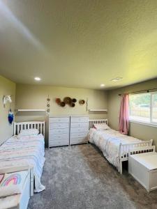 a bedroom with two beds and a window at Rest and retreat river house in Grants Pass