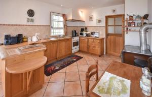 Una cocina grande con gabinetes de madera y una mesa. en Pet Friendly Home In Gargas With Wifi, en Gargas