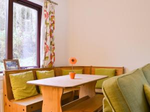 Χώρος καθιστικού στο Pine Marten Cottage