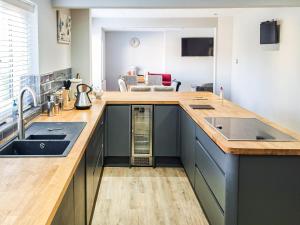 una cocina con fregadero y encimera en Winthorp, en Ivychurch