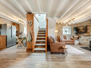 ein Wohnzimmer mit einer Treppe, die zu einer Küche führt in der Unterkunft Old Stables Cottage in Blaenporth