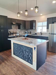 Η κουζίνα ή μικρή κουζίνα στο Hale Maluhia-Private 2 Bedroom home