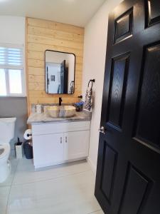 Ένα μπάνιο στο Hale Maluhia-Private 2 Bedroom home