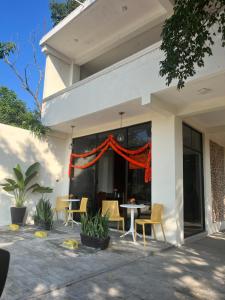 a patio with chairs and a table in a building at Hotel Rio Maya in Palenque