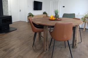 TV/trung tâm giải trí tại Peaceful Byron House, Walk to Beach, Starlink, Flexible Sleeping Arrangements