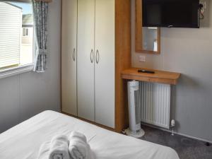 Μια τηλεόραση ή/και κέντρο ψυχαγωγίας στο Kee Holiday Home