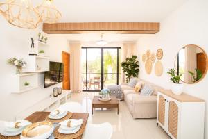 Χώρος καθιστικού στο Tropical Getaway with pool & steps to the beach