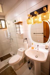 Ένα μπάνιο στο Tropical Getaway with pool & steps to the beach