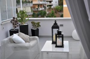 uma sala de estar com um sofá e uma mesa de centro em Glamroom Luxury Terrace em Roma
