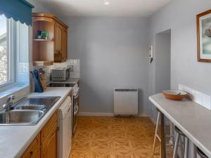 eine Küche mit Spüle und Arbeitsplatte in der Unterkunft Shepherd's Cottage - Uk48872 in Belford