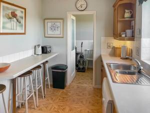 eine Küche mit Spüle und Theke in der Unterkunft Shepherd's Cottage - Uk48872 in Belford