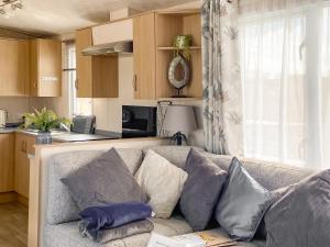 een bank met kussens in de keuken bij Deer View in Felton