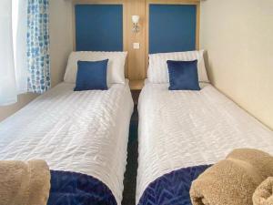 twee bedden naast elkaar in een kamer bij Deer View in Felton +5 foto's