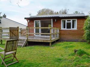 Hoel-galedにあるSwallows Nestの庭にデッキと椅子がある家