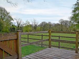 Hoel-galedにあるSwallows Nestの門と畑のある木製の柵 +3枚の写真