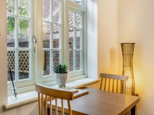 Wainfleet All SaintsにあるThe Mash Room- Uk34819のダイニングルーム(テーブル、椅子2脚、窓付)