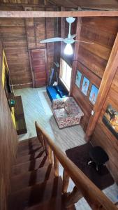 een woonkamer in een huisje bij Chalé de Madeira, a 60m do mar em condomínio in Vera Cruz de Itaparica