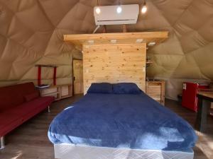 Ένα ή περισσότερα κρεβάτια σε δωμάτιο στο Cabaña y Domos El Pescador Coyhaique