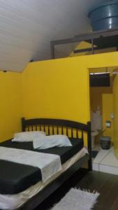 Giường trong phòng chung tại Chalé de Trindade