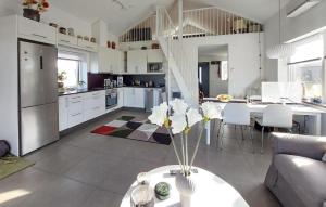 Η κουζίνα ή μικρή κουζίνα στο 3 Bedroom Beautiful Home In Tomelilla