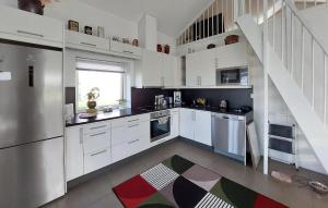 Η κουζίνα ή μικρή κουζίνα στο 3 Bedroom Beautiful Home In Tomelilla