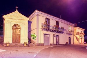 un edificio blanco en una calle por la noche en La Ginestra casa vacanze, en Milo