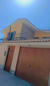 a building with a gate and a balcony on top at Departamento amoblado en primer piso 200 MTS a tu disposición con todos los servicios in Tacna +6 photos