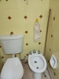 a small bathroom with a toilet and a bidet at Departamento San Bernardo - 4 Ambientes - Cochera - Parrilla in San Bernardo