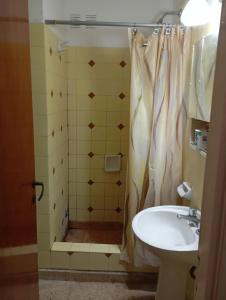 a bathroom with a shower curtain and a sink at Departamento San Bernardo - 4 Ambientes - Cochera - Parrilla in San Bernardo
