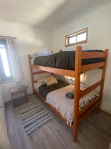 two bunk beds in a room with a window at Cabaña moderna con piscina y excelente ubicación en Casablanca in Casablanca