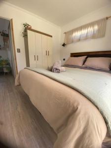 a large bed in a bedroom with a large bed at Cabaña moderna con piscina y excelente ubicación en Casablanca in Casablanca